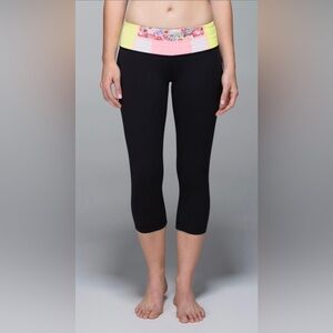 Lululemon Wunder Under Crop full on Luon
reversible to solid black size 6